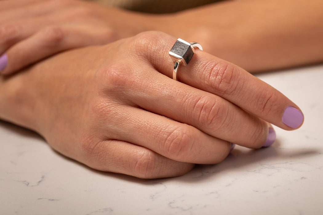 Tribute ring to Luis Barragán. .925 silver and cueramo wood